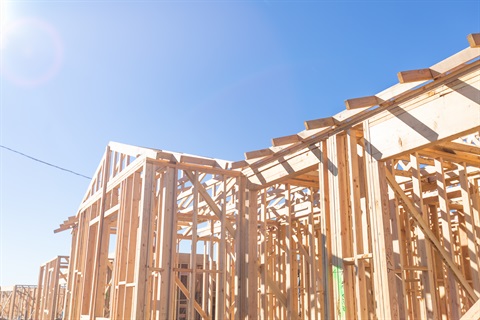 new-construction-home-framing-under-blue-sky-2026-01-05-00-26-30-utc.jpg