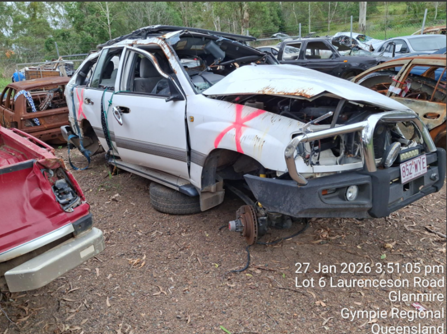 White Toyota Land Cruiser rego 852WYE.png